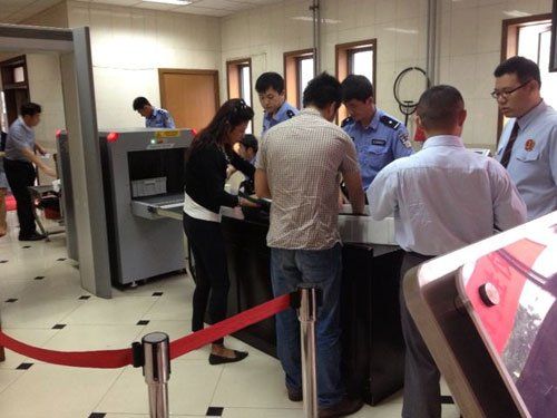 上午蘇順虎律師和其家屬安檢進(jìn)入法院。