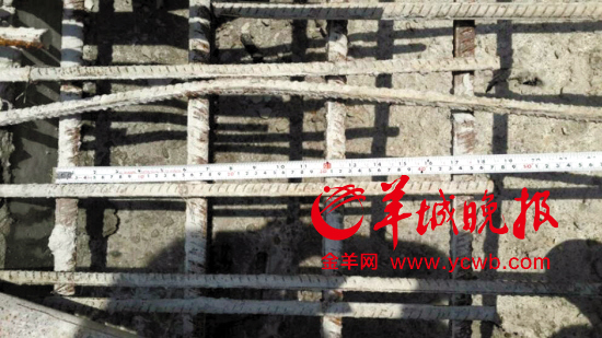 黃建清提供的E出入口鋼筋間距，顯示為15厘米