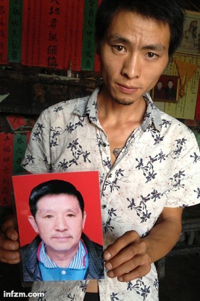 程興貴的兒子程正鵬拿著父親的遺照。程興貴自殺后，政府補(bǔ)償程家6000多塊錢，并終于認(rèn)定了程興貴的代課教齡。 (南方周末記者雷磊/圖)