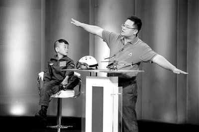 9月6日，“鷹爸”和多多在北京科影制片廠錄制一檔節(jié)目。