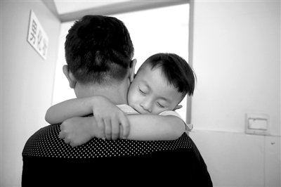 9月6日，“鷹爸”抱著多多去化妝間，準(zhǔn)備錄制節(jié)目。