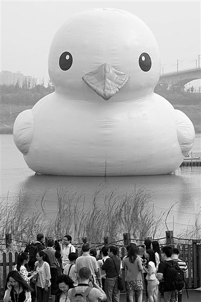 前日，大黃鴨首秀時，皮膚發(fā)皺、嘴巴尖尖朝下嘟，顯得頗為“委屈”。