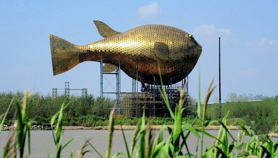 昨天，揚(yáng)中市西沙島，正在施工的河豚塔金光閃閃