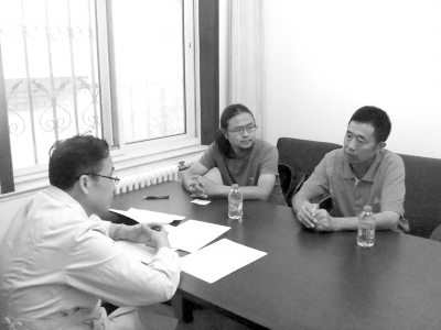 9月13日下午，雷闖(中)與父親在國家衛(wèi)計委遞交建議信，與衛(wèi)計委工作人員交流?！±钻J供圖