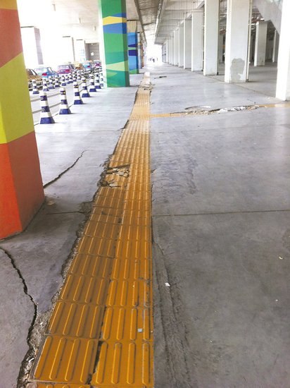 在溫嶺火車站架空層，由于沉降產(chǎn)生的裂縫到處可見。