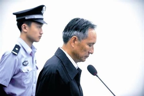 圖為：10日，張曙光在北京市第二中級人民法院接受庭審 新華社發(fā)