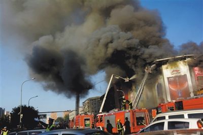 11日，蘋果園喜隆多商場，火災(zāi)現(xiàn)場濃煙滾滾。新華社發(fā)