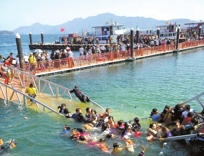 昨天，廬山西海景區(qū)過橋塌陷，致十?dāng)?shù)名游客落水。圖/東方IC