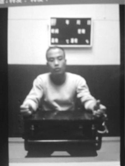 案發(fā)后,當地村民們圍觀現場。網絡截圖