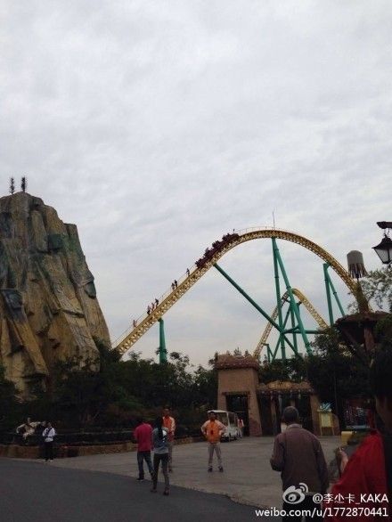 上海歡樂(lè)谷過(guò)山車(chē)發(fā)生故障，多位游客被卡在上面