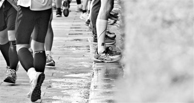 昨日，2013年北京馬拉松，因流動廁所和公廁有限，很多選手都“就地解決”，地面上“水”流成河。