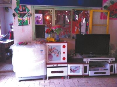 麻永東屋里的家具電器仍是嶄新的。