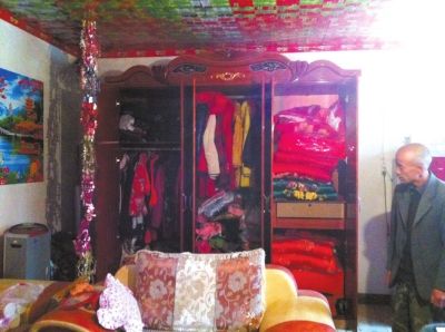 大衣柜里掛滿了各式衣服和挎包。