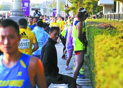 北京馬拉松“尿紅墻” 集體噓噓是傳統(tǒng)？