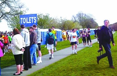 北京馬拉松“尿紅墻” 集體噓噓是傳統(tǒng)？