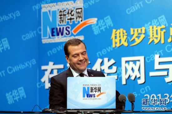 10月22日，俄羅斯總理梅德韋杰夫在新華網(wǎng)與中國網(wǎng)民進(jìn)行在線交流互動。 新華社記者邢廣利攝
