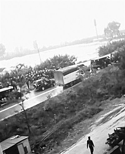 22日，云南晉寧數(shù)百村民與警方對峙。網(wǎng)絡(luò)截圖