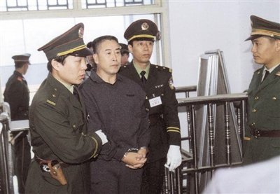 2000年9月30日，河南商丘，胡萬(wàn)林被法警押上法庭。