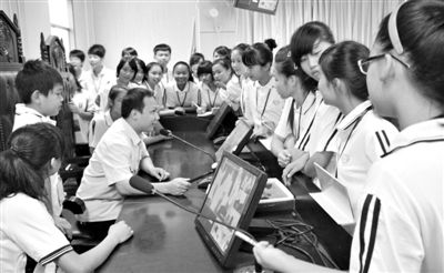 2013年5月30日，結(jié)合當(dāng)前國內(nèi)民眾普遍關(guān)注的“校長開房”、“強(qiáng)奸猥褻”等事件，廣西上思縣人民法院邀請中小學(xué)生到法院觀摩案件的庭審，提高他們的守法、維權(quán)意識。圖/IC