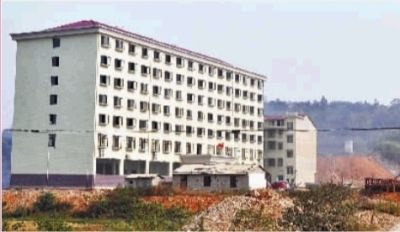  10月23日，長沙市岳麓區(qū)蓮花鎮(zhèn)云蓋村村委會的辦公大樓。  實習記者 李健 攝