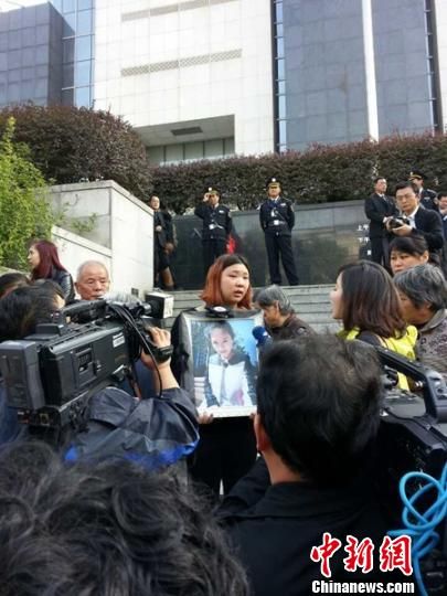 法院外，死者祁某的家人正在接受媒體采訪。 田雯 攝