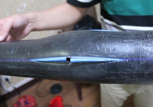 爆裂的水管，像被刀劃開一樣