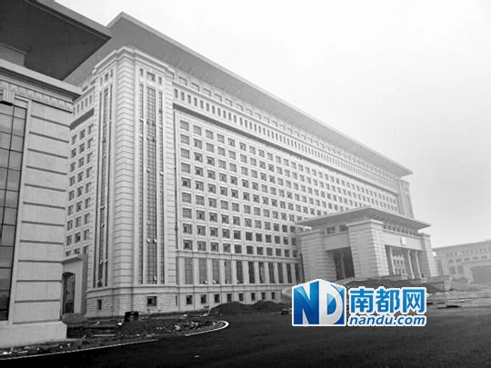 圖片顯示，湖南攸縣新建的發(fā)展中心樓群氣派，廣場(chǎng)龐大。 圖片來(lái)源：天涯論壇