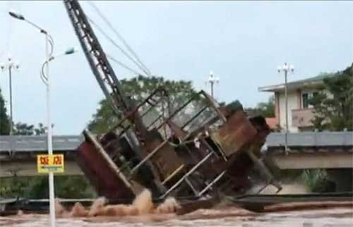 抽砂船卡在橋下。