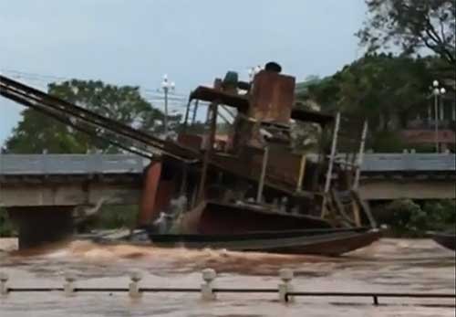 抽砂船卡在橋下。