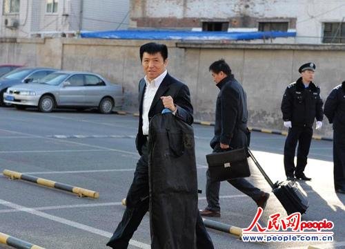 庭審當(dāng)日，李某某辯護(hù)律師張起淮匆匆趕到北京市一中院    人民網(wǎng)記者 翁奇羽攝