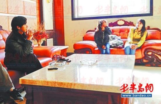 鄱陽湖鄉(xiāng)村大酒店內(nèi)，兩個本地男子帶著兩個外籍女子給記者