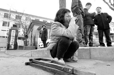 從法院出來以后，家屬和律師正在商量案情，夏鳳各在旁想著想著忍不住哭起來