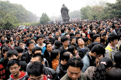 去年3月16日，武漢華中科技大學(xué)，“北約”、“華約”、“卓越”聯(lián)盟自主招生選拔考試湖北考點，考生等待進(jìn)場。 圖/CFP