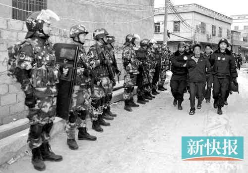 緝毒民警抓捕販毒嫌疑人。