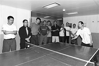 5日，“雪龍”號上的科考隊(duì)員在進(jìn)行乒乓球比賽。新華社發(fā)