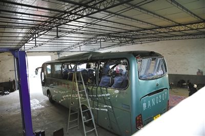 爆炸客車內(nèi)部已經(jīng)面目全非。據(jù)華商報(bào)