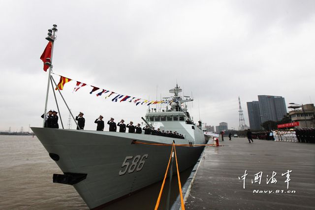 1月8日，某新型導(dǎo)彈護(hù)衛(wèi)艦吉安艦入列海軍東海艦隊(duì)命名授旗儀式現(xiàn)場(chǎng)。新華社發(fā)