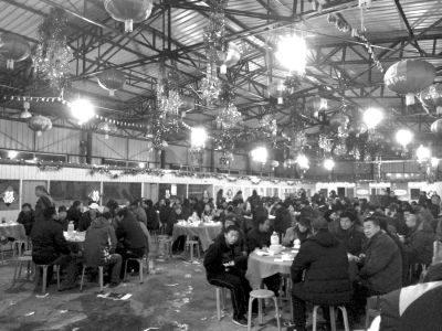 村主任孫女滿(mǎn)月宴席上，坐滿(mǎn)了前來(lái)道賀的村民。京華時(shí)報(bào)記者陶冉攝