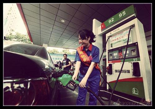 近日，有網(wǎng)友針對“超標(biāo)40倍事件”評價說：“國內(nèi)加油站在油里加水是普遍現(xiàn)象。只是量多量少的問題，車主