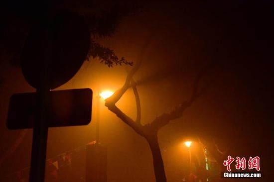 1月31日凌晨，市民行走在煙霧繚繞的南京街頭。當(dāng)天是農(nóng)歷馬年正月初一，南京有限開禁燃放煙花爆竹正逢下霧天，空氣的不流通致使煙花爆竹燃燒后產(chǎn)生的顆粒物不能及時散開，造成整座城市煙霧繚繞。據(jù)當(dāng)?shù)丨h(huán)保部門發(fā)布的信息顯示，空氣質(zhì)量屬重度污染。中新社發(fā) 泱波 攝