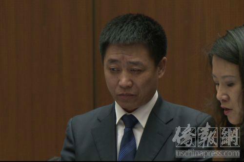 受害者瞿銘的父親瞿萬(wàn)志在法庭上發(fā)表聲明。（僑報(bào)記者夏嘉攝）