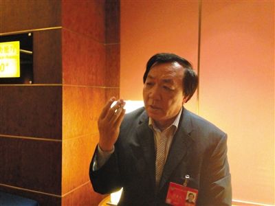 　昨日，在接受采訪時(shí)，何香久強(qiáng)調(diào)，大多公務(wù)員是勤勉工作的。