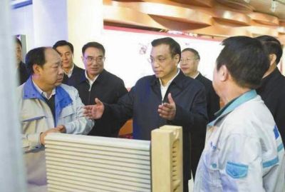 昨天，李克強(qiáng)在科技園查看PM2.5過濾設(shè)備。圖/新華視點(diǎn)微博