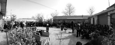 昨天下午，杜家疃村委會原文書李榮茂，向村民介紹當(dāng)天上午與街道辦溝通的情況。京華時報記者 懷若谷 攝