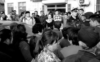 警方趕到現(xiàn)場，處理車胎被扎事件。