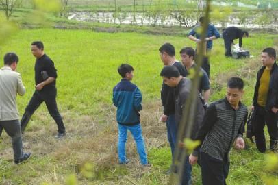 少年指認(rèn)藏槍地點(diǎn)。