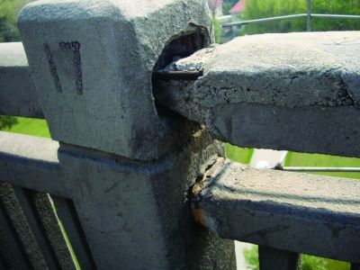 圖為大橋17號墩處橋面裂縫。梅建明 攝