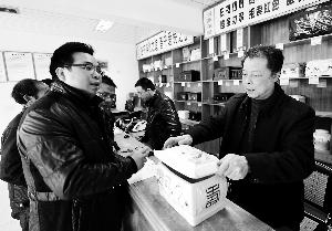 4月2日，福建省古田縣紀(jì)委、監(jiān)察局成立清明節(jié)專項(xiàng)督查組，對(duì)違反“八項(xiàng)規(guī)定”行為進(jìn)行監(jiān)督檢查。新華社發(fā)