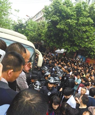 4月19日，蒼南縣靈溪鎮(zhèn)城管打人事件現(xiàn)場(chǎng)。網(wǎng)絡(luò)截圖