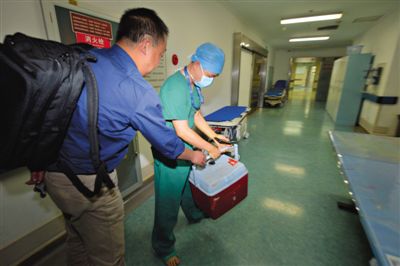 20∶55 活體心臟抵達安貞醫(yī)院手術(shù)室外交給醫(yī)生。